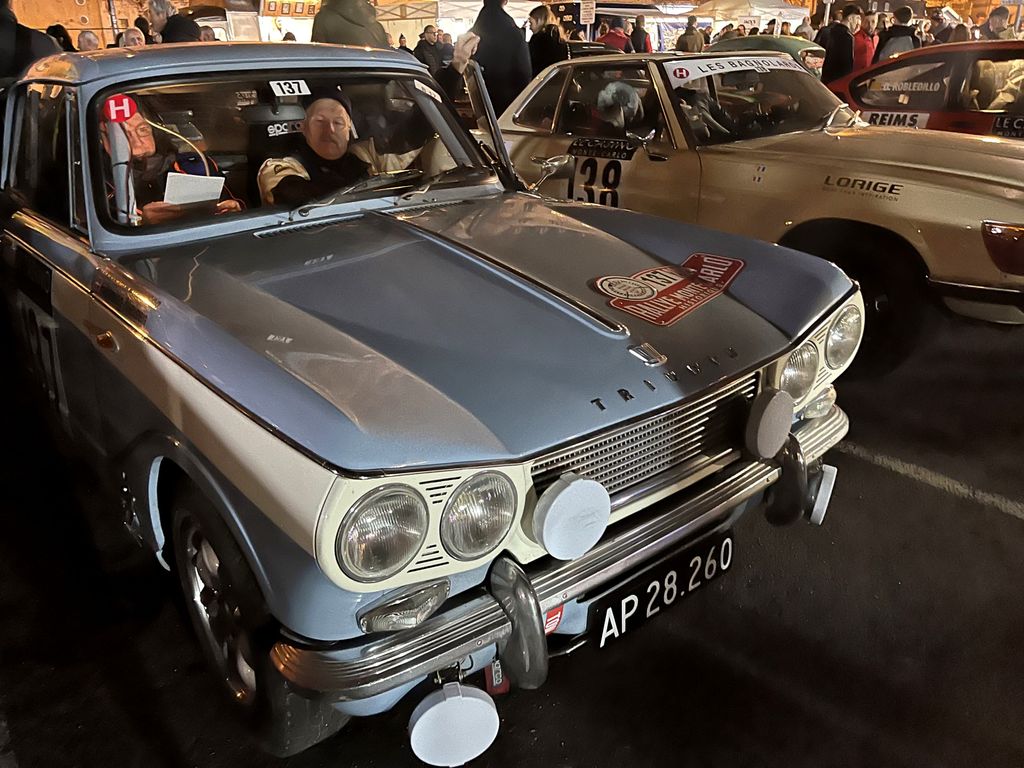 Debutanterne Henning Nielsen fra Tureby og Jørgen O. Pedersen fra Odden Havneby gør sig klar til start fra Reims i deres sjældne Triumph Vitesse fra 1968
(Foto: Privat)